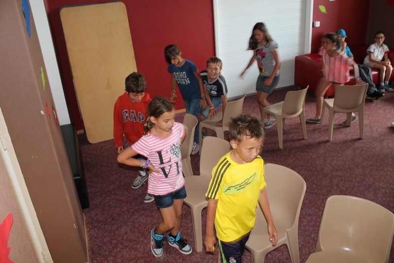 Village Camps International Summer Camp Leysin, Switzerland 2025-08-09 https://www.villagecamps.com/journals_admin/images/698-34-yellowevening (5).jpg